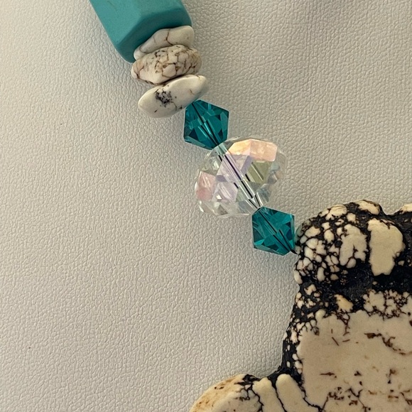 Artisan glass necklace Turquoise Clear Iridescent Crystals Turquoise Howlite - Picture 3 of 3